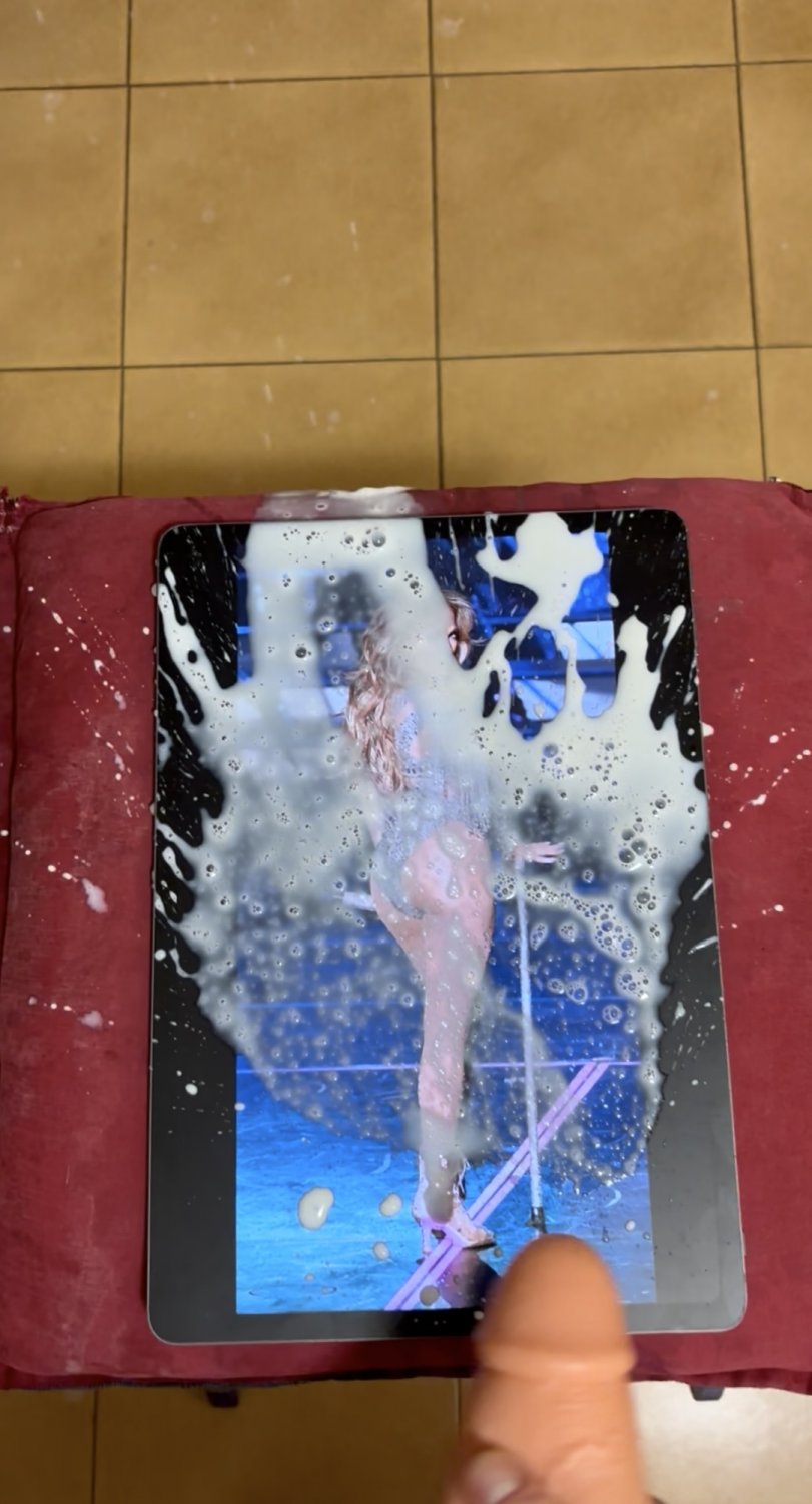 Jennifer Lopez cum splash (fake cock) #3HyRGDX7